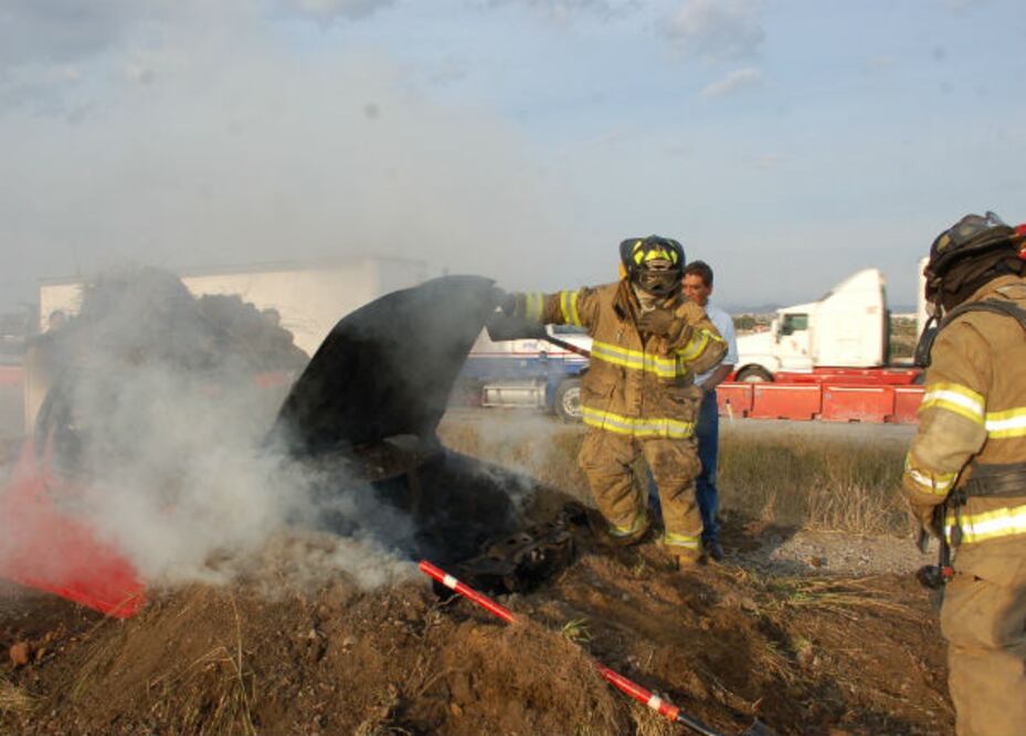 Se incendia camioneta sobre la México-Querétaro.