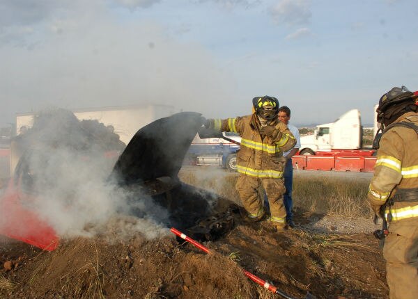 Se incendia camioneta sobre la México-Querétaro.