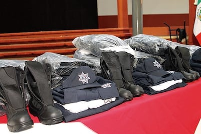 Dan uniformes a policías en Jalpan  