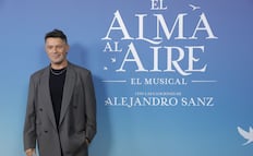 Alejandro Sanz posa por primera vez con sus cuatro hijos y su novia Stephanie Cayo en la presentación de su musical
