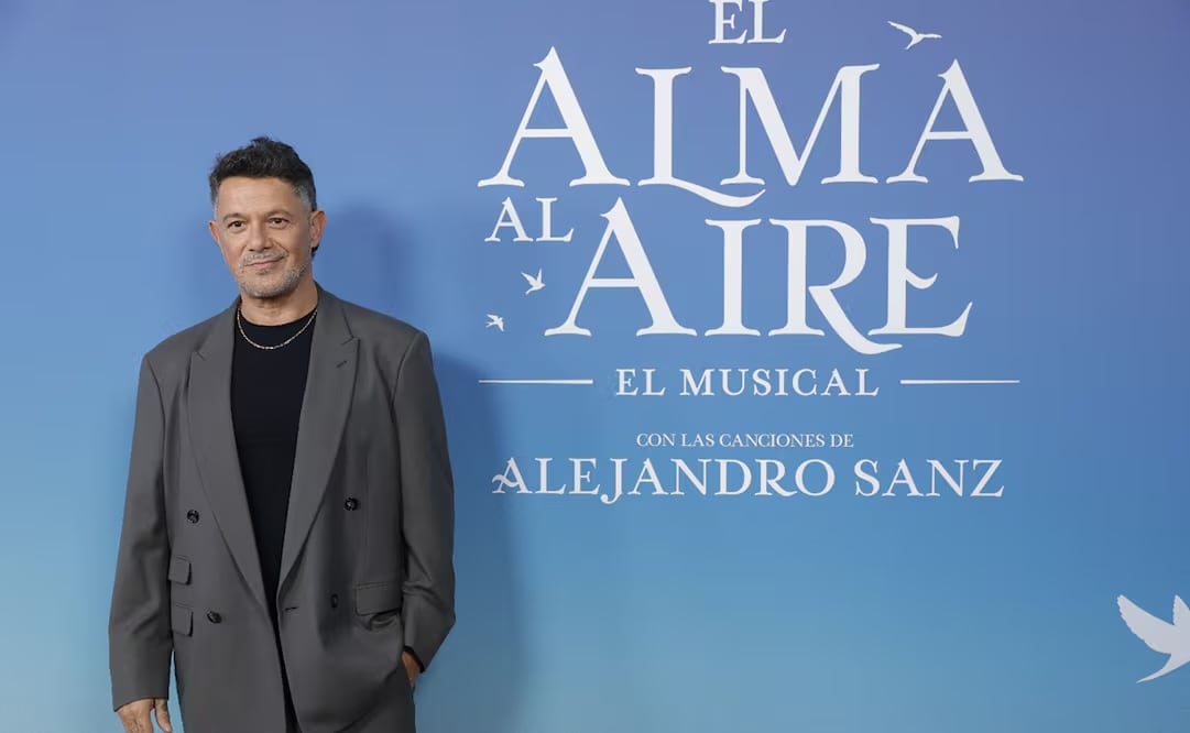 El cantautor y compositor Alejandro Sanz en el photocall del estreno del musical “El Alma al aire” este miércoles, en el Teatro Ocaso Coliseum Madrid. EFE/ Víctor Lerena