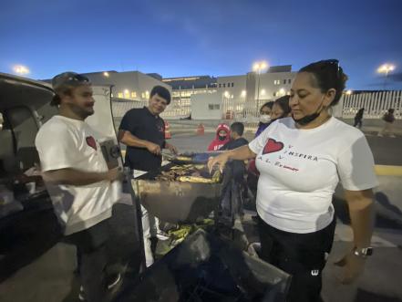 Llevan comida caliente a hospital del IMSS; es un homenaje a su hija fallecida en Querétaro