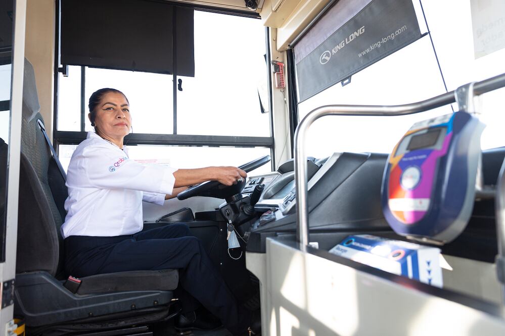 Capacitan a mujeres en conducción de transporte público
