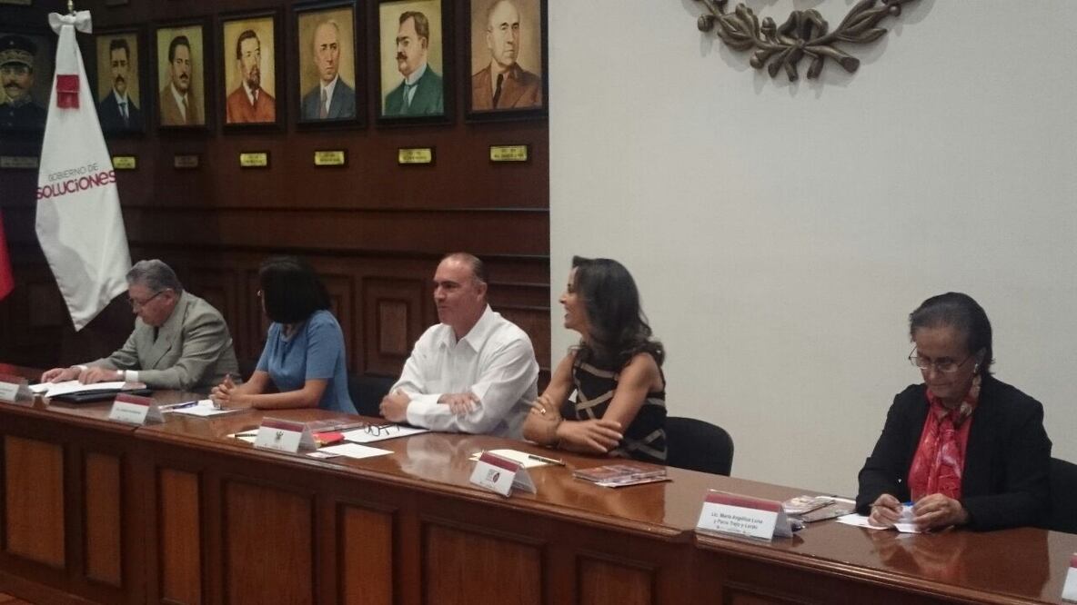 Firma Calzada convenio con INM