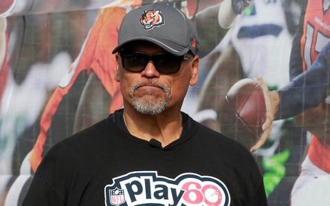 Anthony Muñoz imparte clínica a niños