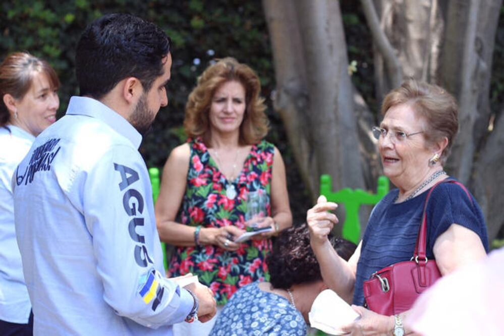 Agradeció el interés de los residentes por compartir sus planteamientos e ideas. FOTO:ESPECIAL