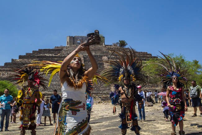 Se cargan de energía en la Pirámide del Pueblito