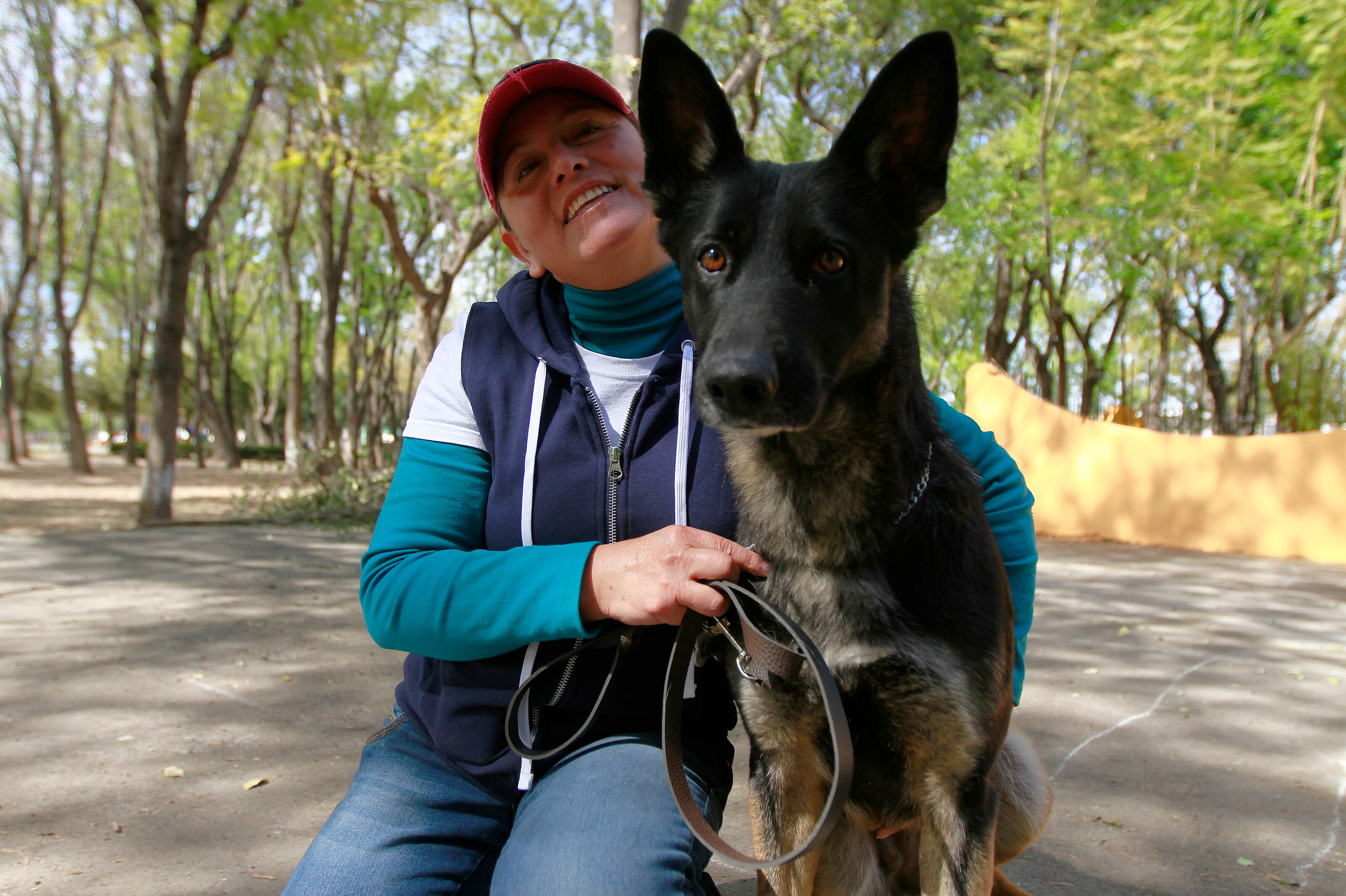Carmen Valdez, quien se dedica al adiestramiento canino desde hace ocho años, reconoce que la importancia del entrenamiento se centra en que los perros aprendan a comportarse tanto en la casa como en la calle. Fotos: CÉSAR GÓMEZ