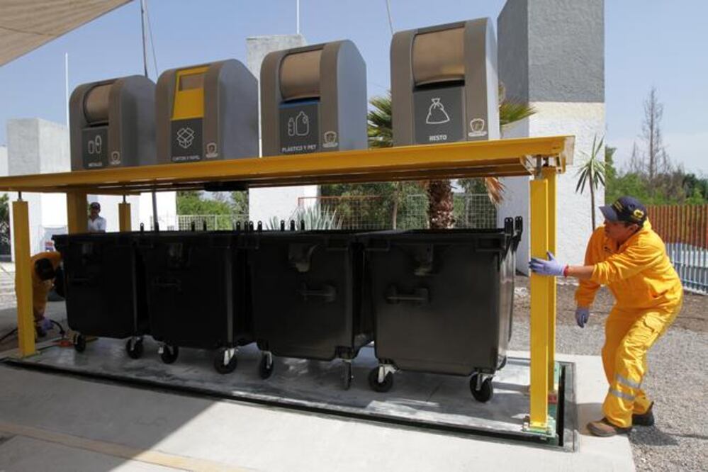 Las papeleras constan de cuatro contenedores en su interior que se dividen en aluminio, papel, plástico y basura en general. (CÉSAR GÓMEZ. EL UNIVERSAL)