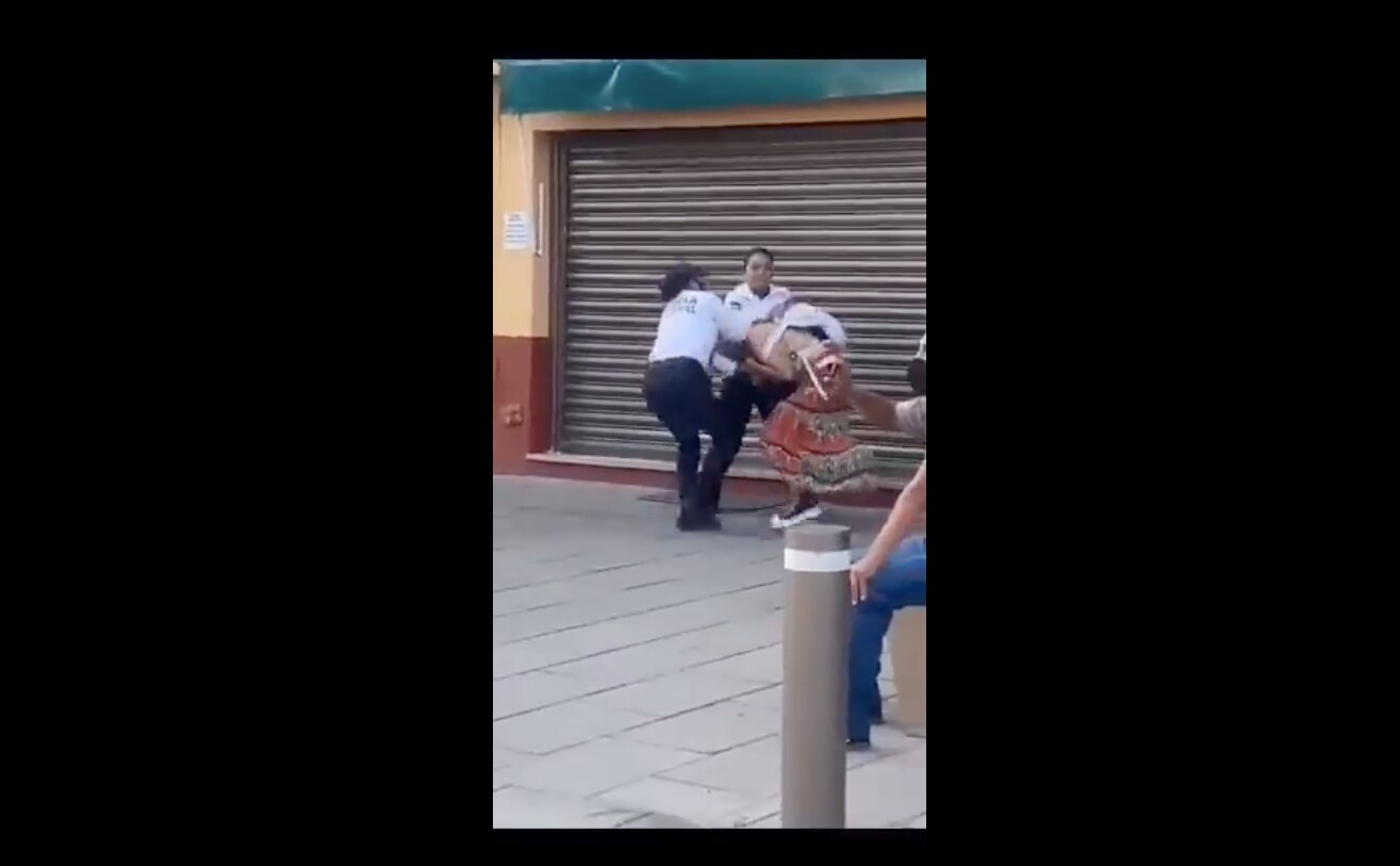 Viral. Policías municipales de Irapuato golpean a feministas, denuncian