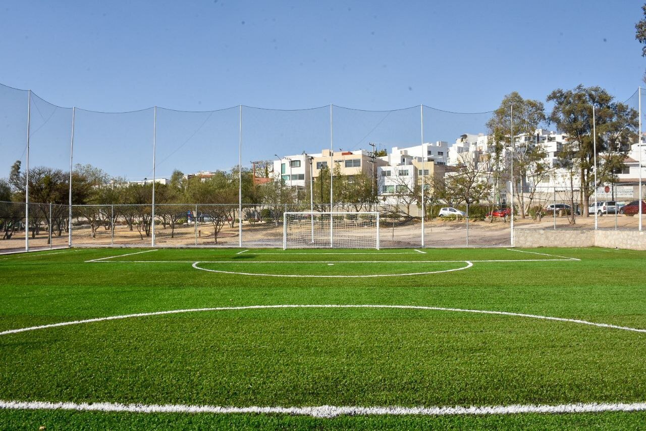 Roberto Sosa entrega cancha de futbol en el parque Tejeda