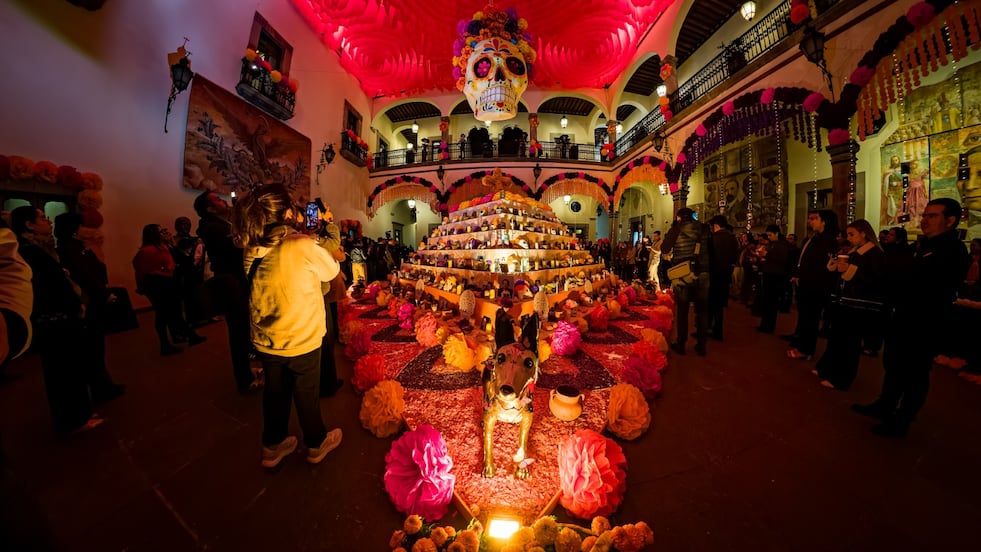 Instalan altar monumental en la Casa de la Corregidora