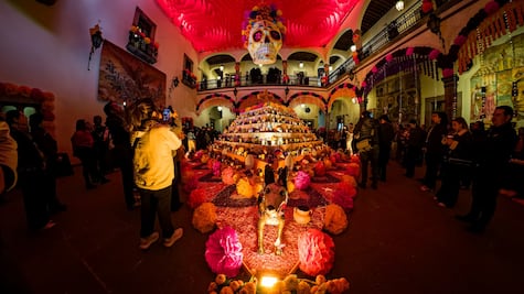 Instalan altar monumental en la Casa de la Corregidora
