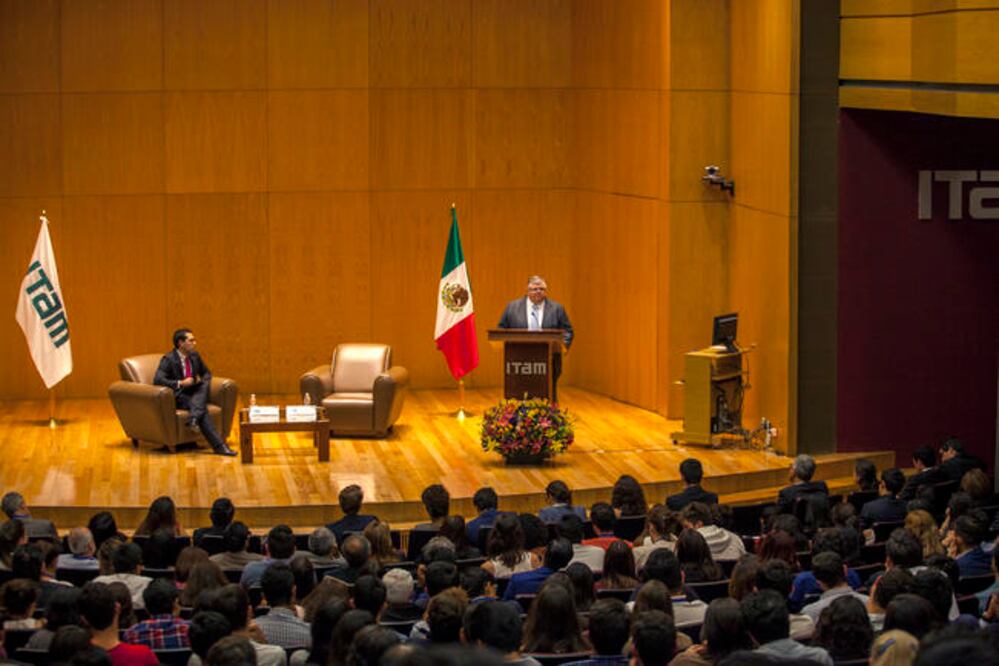 En una conferencia dictada en el Instituto Tecnológico Autónomo de México, el gobernador del Banco de México, Agustín Carstens, dijo que la cooperación entre las naciones requiere de un alto grado de voluntad política. (CAMILA MATA. EL UNIVERSAL)