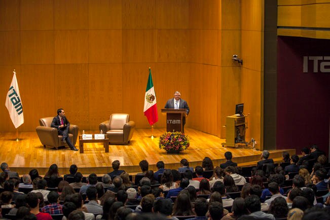 En una conferencia dictada en el Instituto Tecnológico Autónomo de México, el gobernador del Banco de México, Agustín Carstens, dijo que la cooperación entre las naciones requiere de un alto grado de voluntad política. (CAMILA MATA. EL UNIVERSAL)