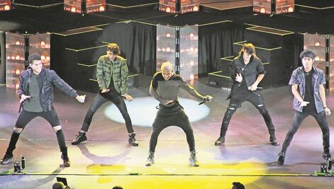 CNCO pone a bailar lento y despacito