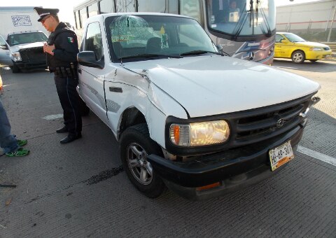 Chocan camionetas