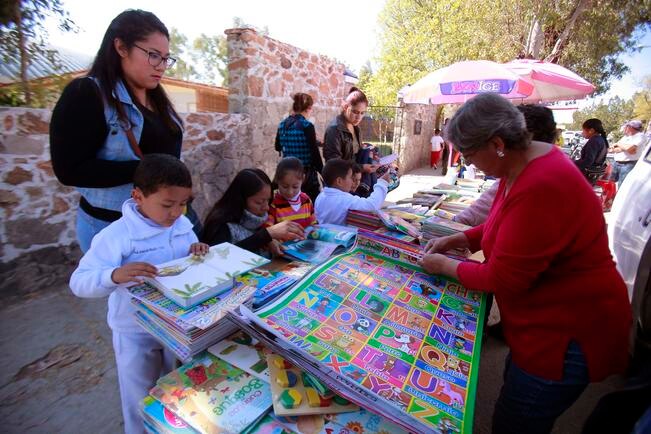 De escuela en escuela, va la  librería ambulante 