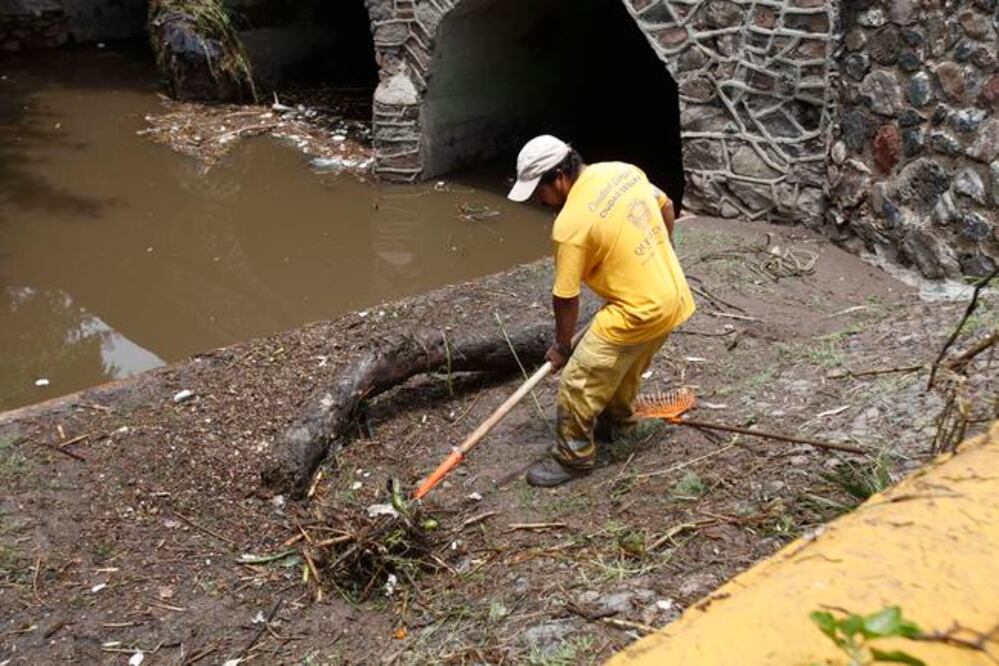 Las acciones de limpieza se realizaron ayer, se busca evitar que por bloqueo de agua y acumulamiento de residuos se registren inundaciones en algunas zonas de la ciudad. (GUILLERMO GONZÁLEZ. EL UNIVERSAL)