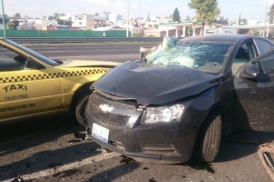 Intenta rebasar y choca 