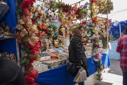 Regresa tradicional tianguis navideño del mercado La Cruz 