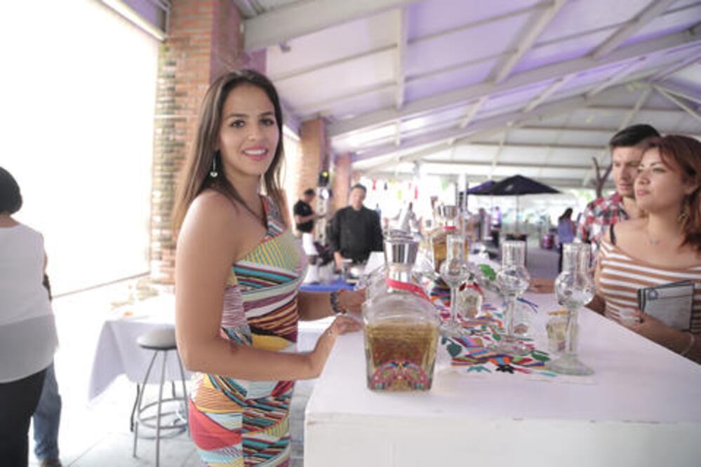 Disfrutan del tequila y el mezcal