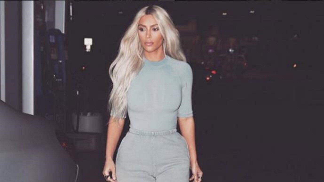 Kim Kardashian se desnuda en la cama sin pudor