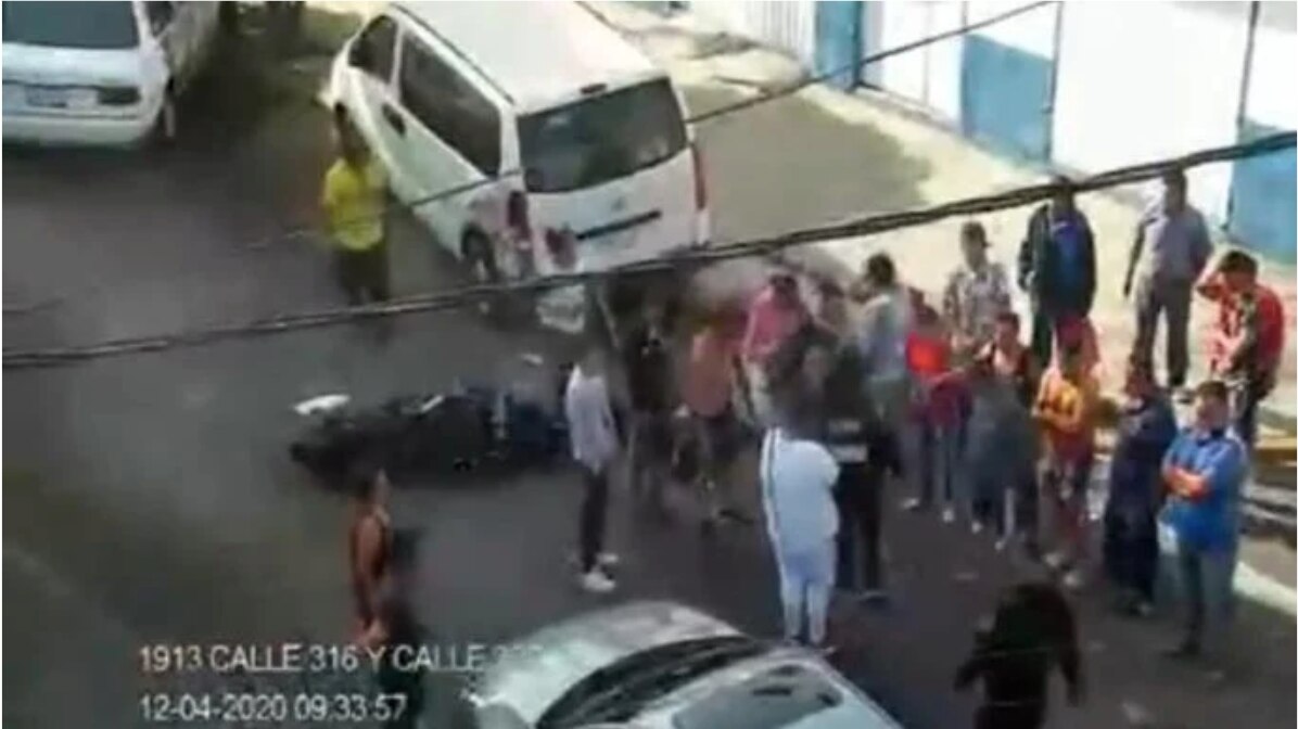 Tres sicarios atropellan a motociclista para machetearlo de muerte en CDMX, revelan video