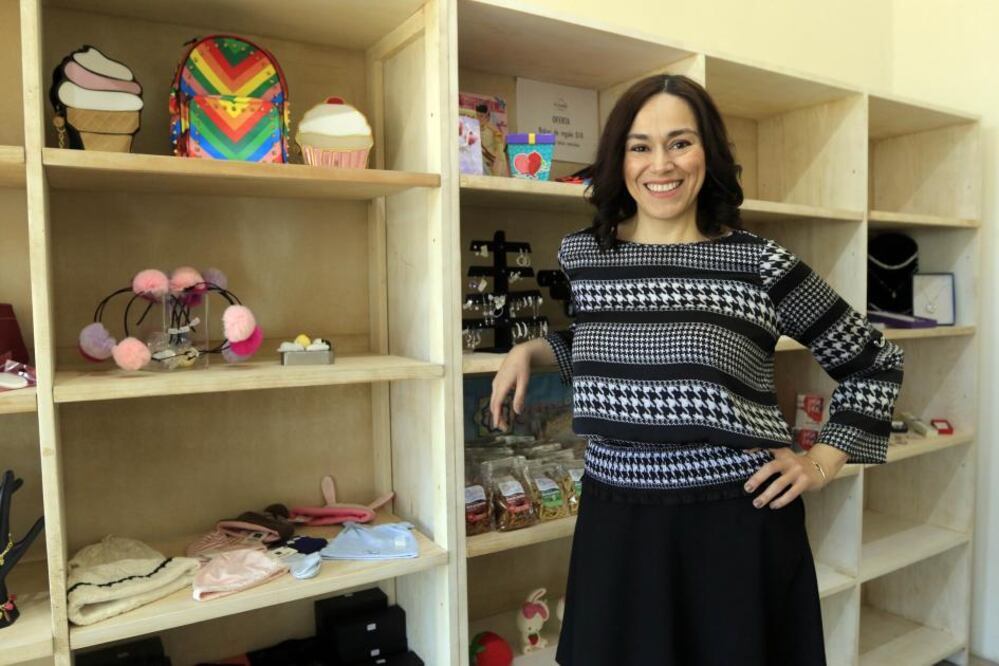 Elín López se convirtió en emprendedora en cuanto llegó a Querétaro. Originaria de Ciudad Victoria, Tamaulipas, ésta socióloga y promotora cultural llegó a vivir a la capital en julio pasado y para agosto ya había echado a andar ‘Tu tiendita.