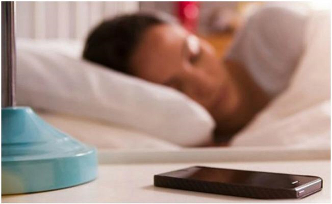 Los celulares transmiten información usando señales de radio de baja frecuencia que pueden exponer a las personas a radiación no saludable