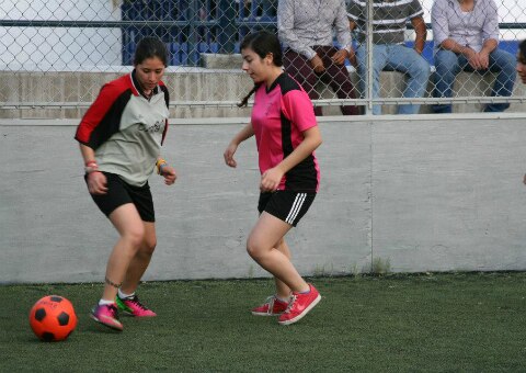 Continúa la acción en el futbol bardas