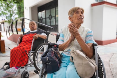 Para sobrevivir al Covid-19, abuelitos retan al "50 por 50"