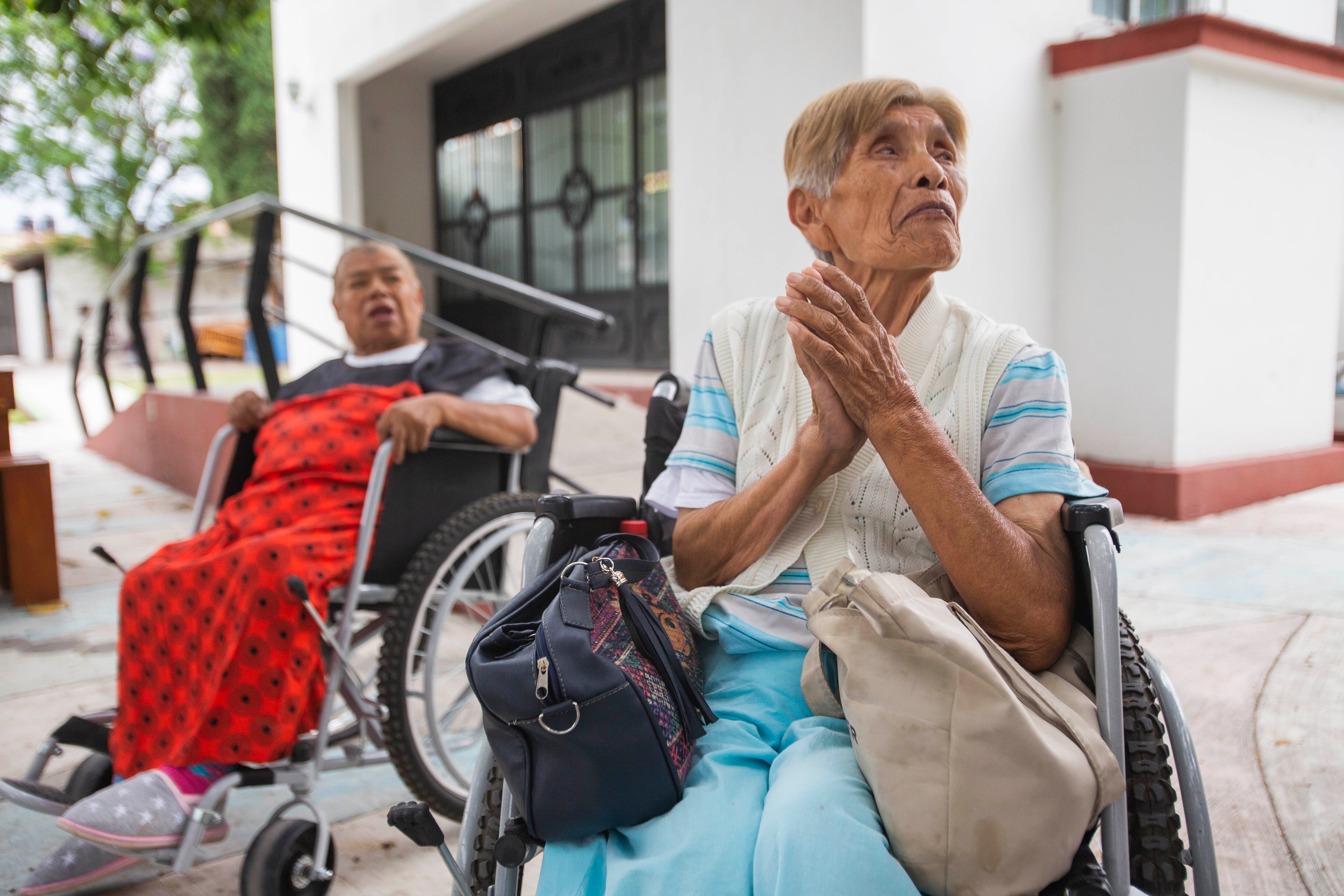Para sobrevivir al Covid-19, abuelitos retan al "50 por 50"