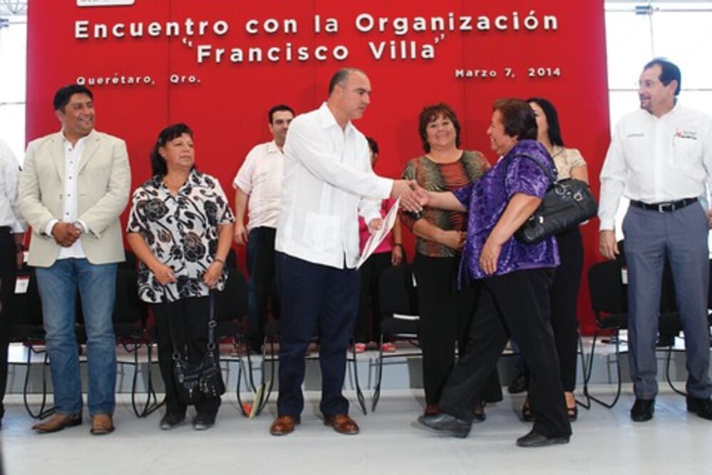 Calzada entrega títulos de propiedad