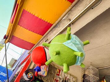 Para atraer clientes, crea piñata Covid-19