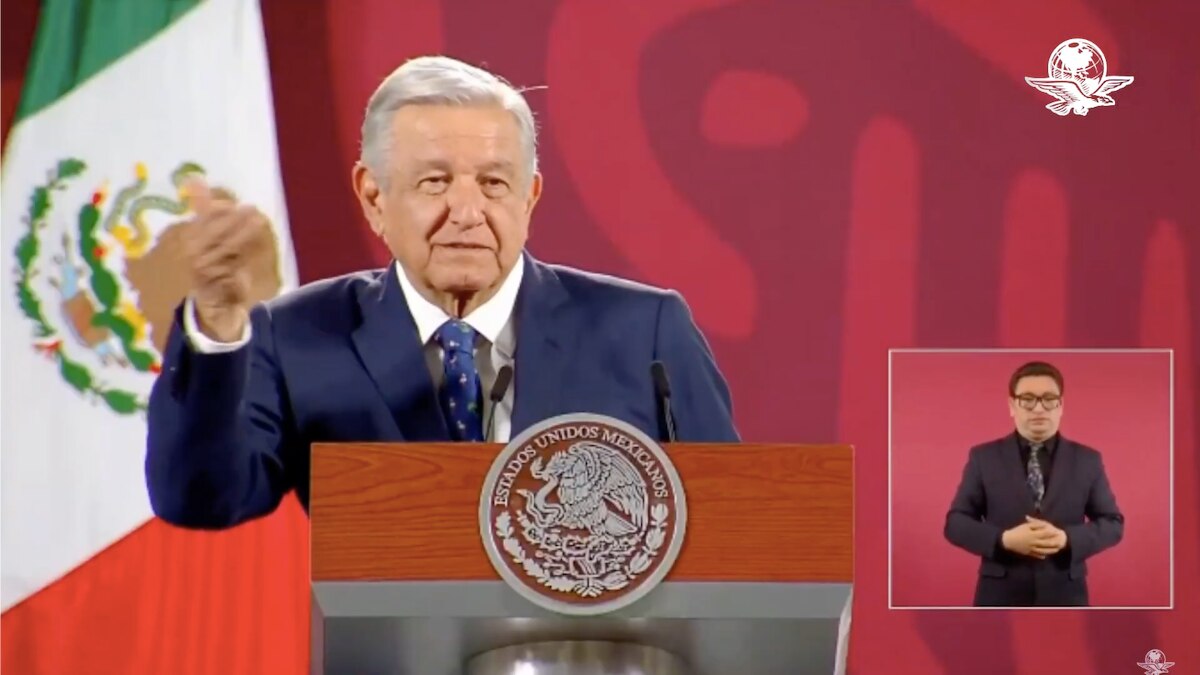 AMLO envía besos a Tatiana Clouthier luego de que no la abrazó en su despedida