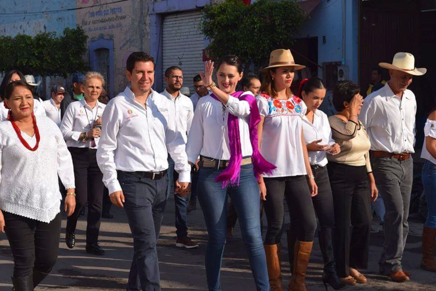 Realizan desfile cívico en calles de Pedro Escobedo