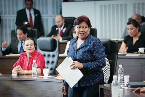 Llama Herlinda Vázquez a defensa de docentes despedidos