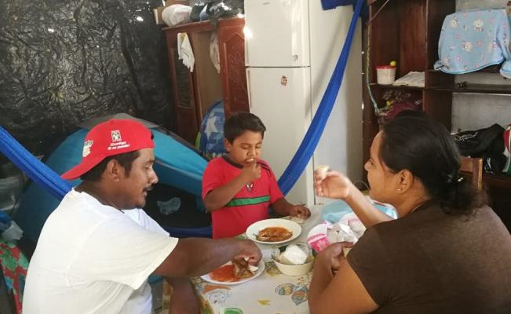 Familia en Juchitán celebra Navidad en medio del desastre
