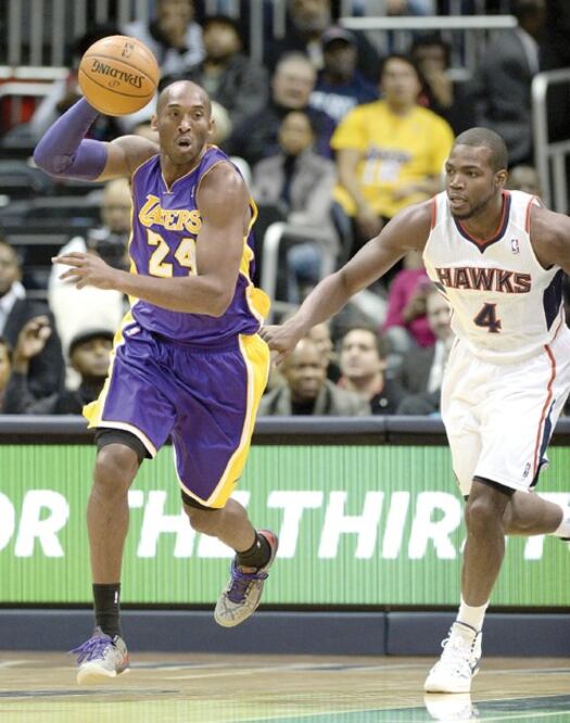 Halcones derrota a Lakers