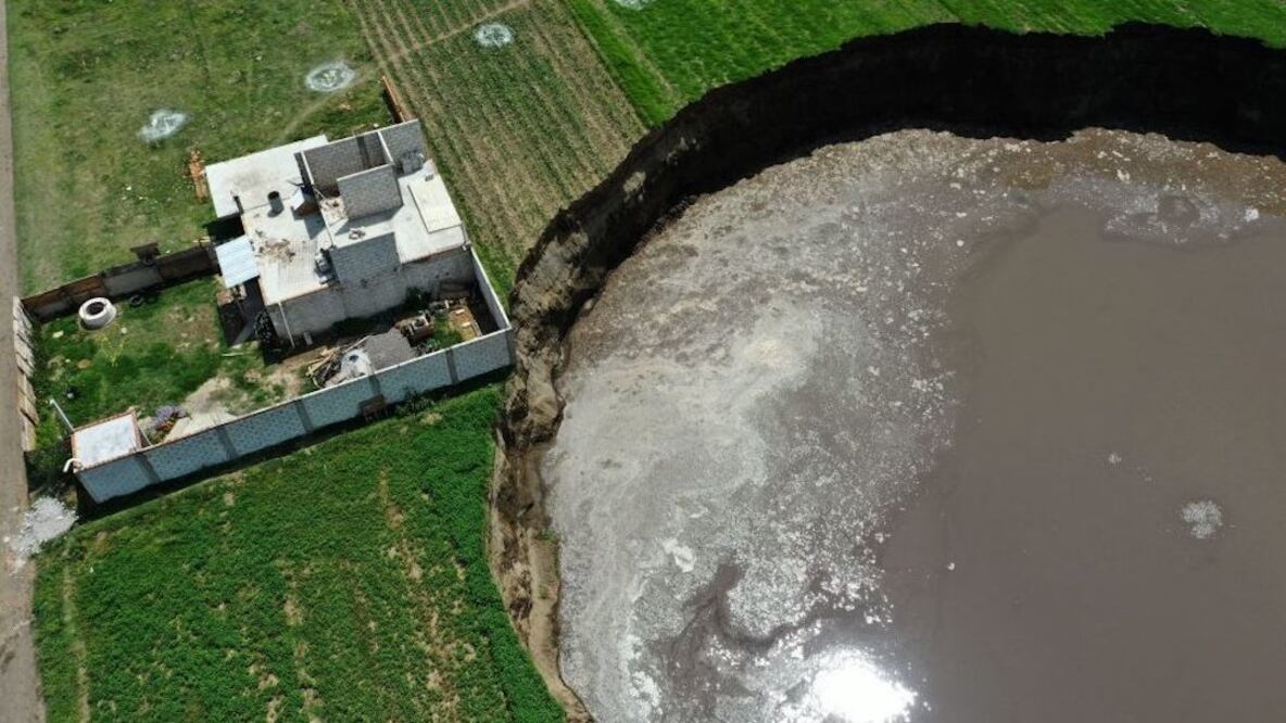 El socavón de Puebla ahora amenaza con “tragarse” una casa