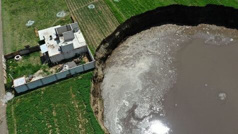 El socavón de Puebla ahora amenaza con “tragarse” una casa