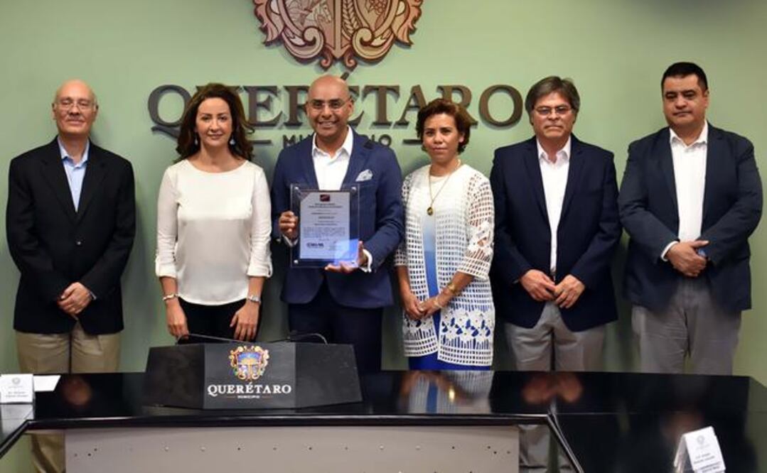 Marcos Aguilar Vega (centro) manifestó sentir orgullo al recibir el reconocimiento ya que garantiza que el desempeño de esta administración es uno de los más solventes del país. (ESPECIAL)