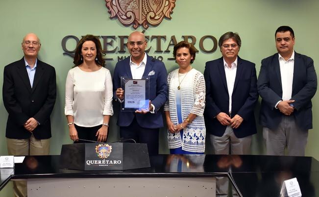 Marcos Aguilar Vega (centro) manifestó sentir orgullo al recibir el reconocimiento ya que garantiza que el desempeño de esta administración es uno de los más solventes del país. (ESPECIAL)
