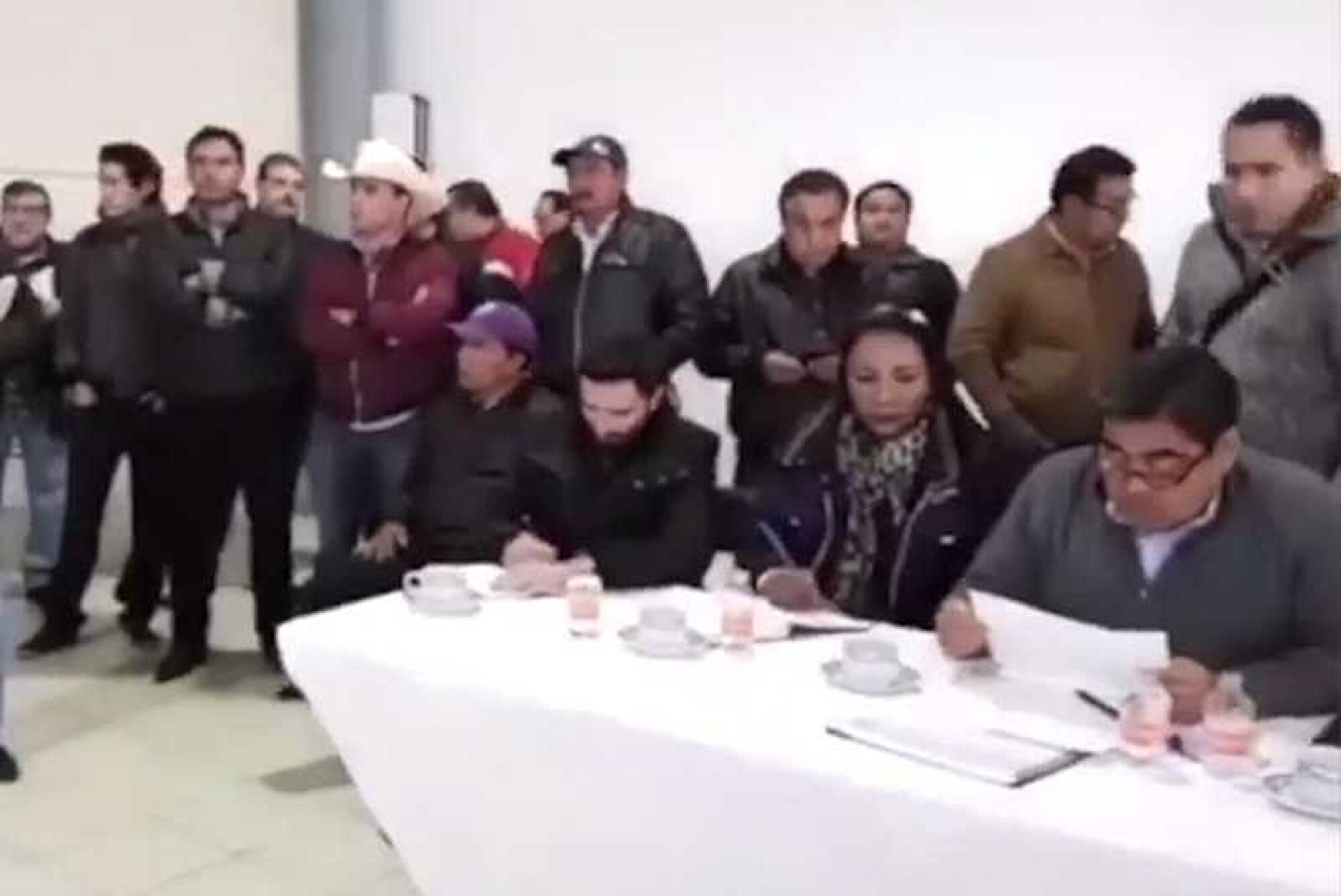 Graban al senador Barbosa en operación de acarreo para AMLO en Puebla