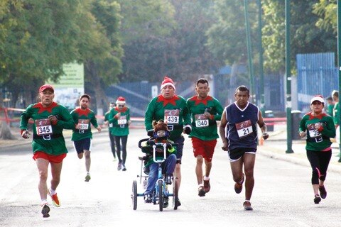 Corren por la marca y el espíritu navideño