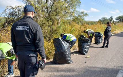 Ponen a limpiar y barrer a quienes hallaron bebiendo en la calle