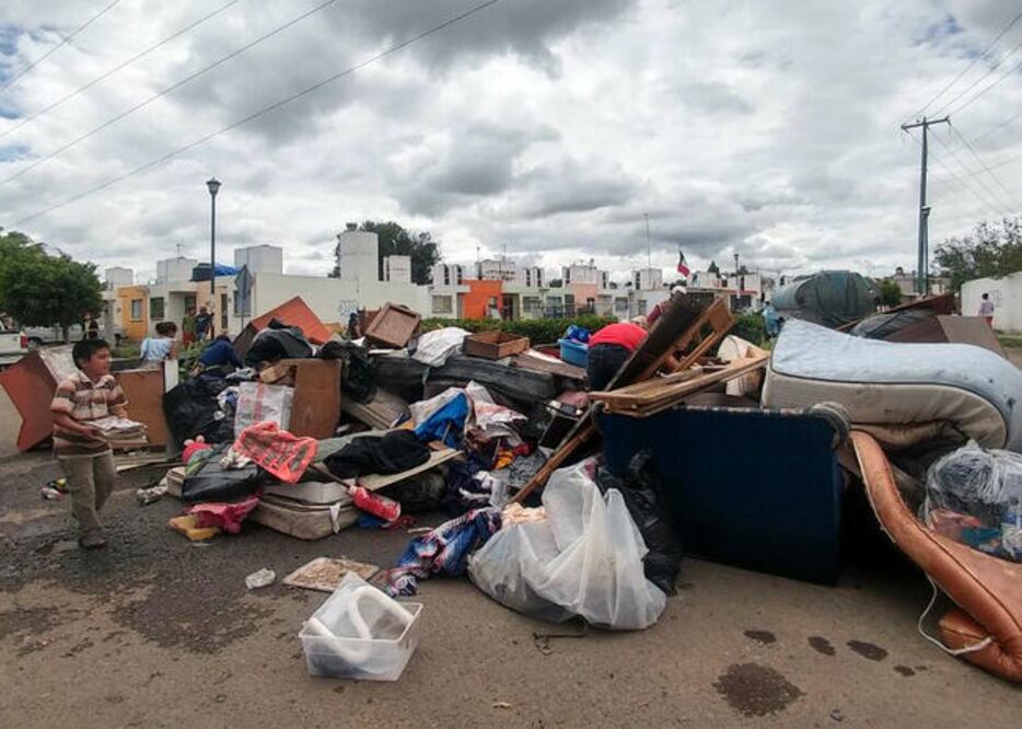 En la colonia La Rueda, la de mayores afectaciones en San Juan del Río, más de 140 personas se han registrado para poder hacer válido el seguro de vivienda que brindará el Infonavit. (ALMA CÓRDOVA. EL UNIVERSAL)