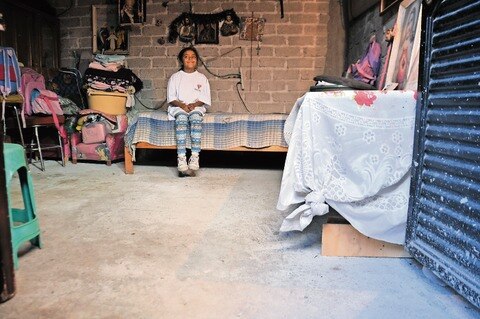 Capital iza bandera blanca por piso firme