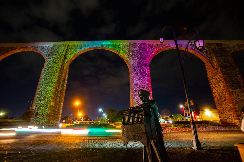 En favor de la diversidad, iluminan Los Arcos de Querétaro